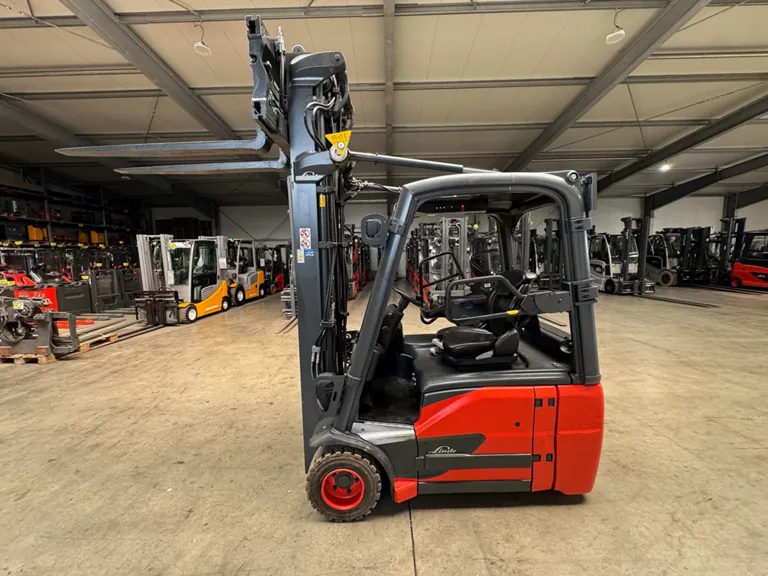 06/2023 Service + UVV 07/2027 Linde E18 EVO 1.800kg Triplex 607cm 3.+4. Ventil Gabelversteller Elektrostapler Gabelstapler 22.857 Stunden